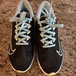 Nike quest running shoes